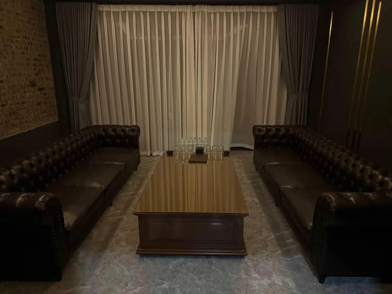 넑은 좌석과 고품격 의자